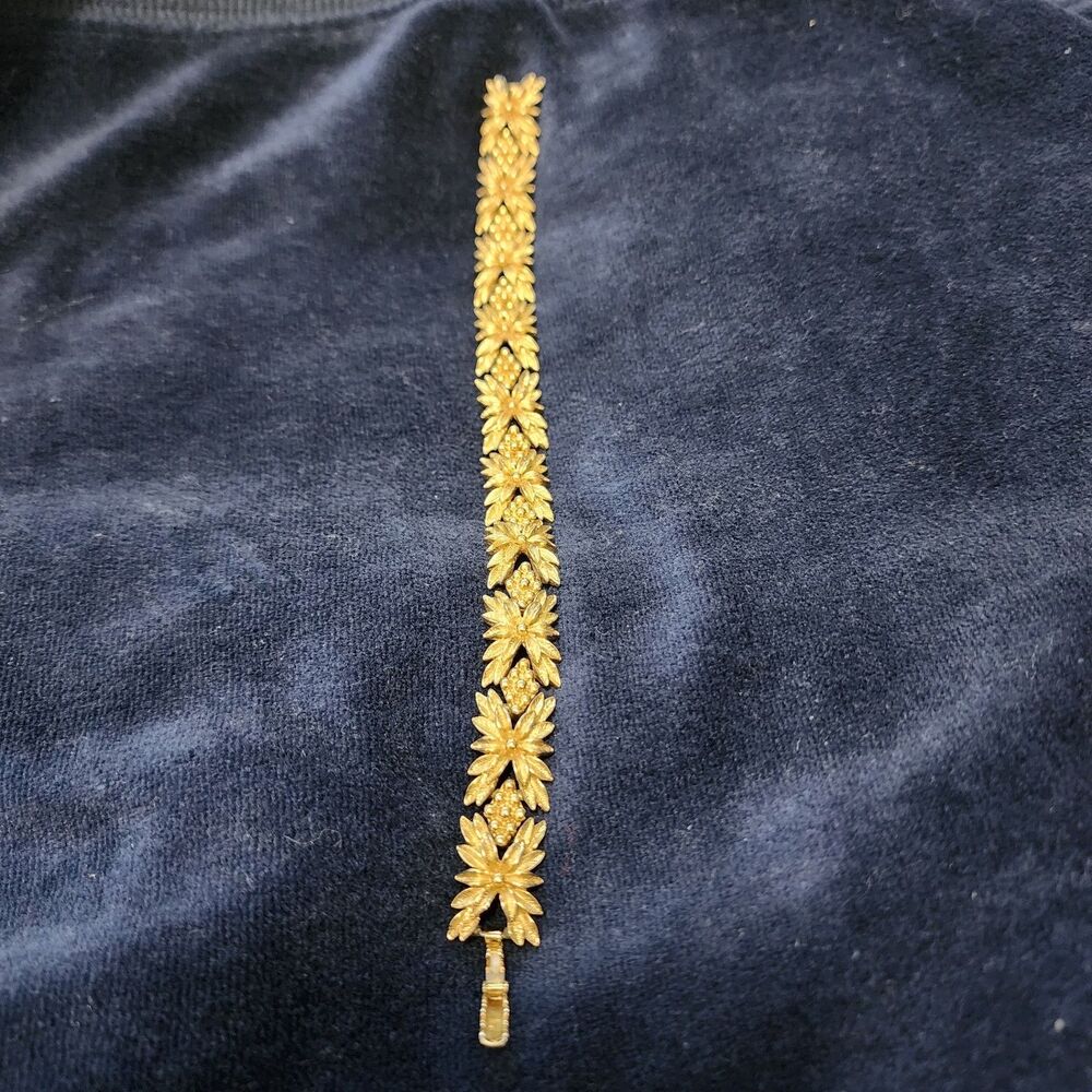 Sarah Coventry Vintage Bracelet Gold Tone Floral Leaves Textured Links - Picture 2 of 12